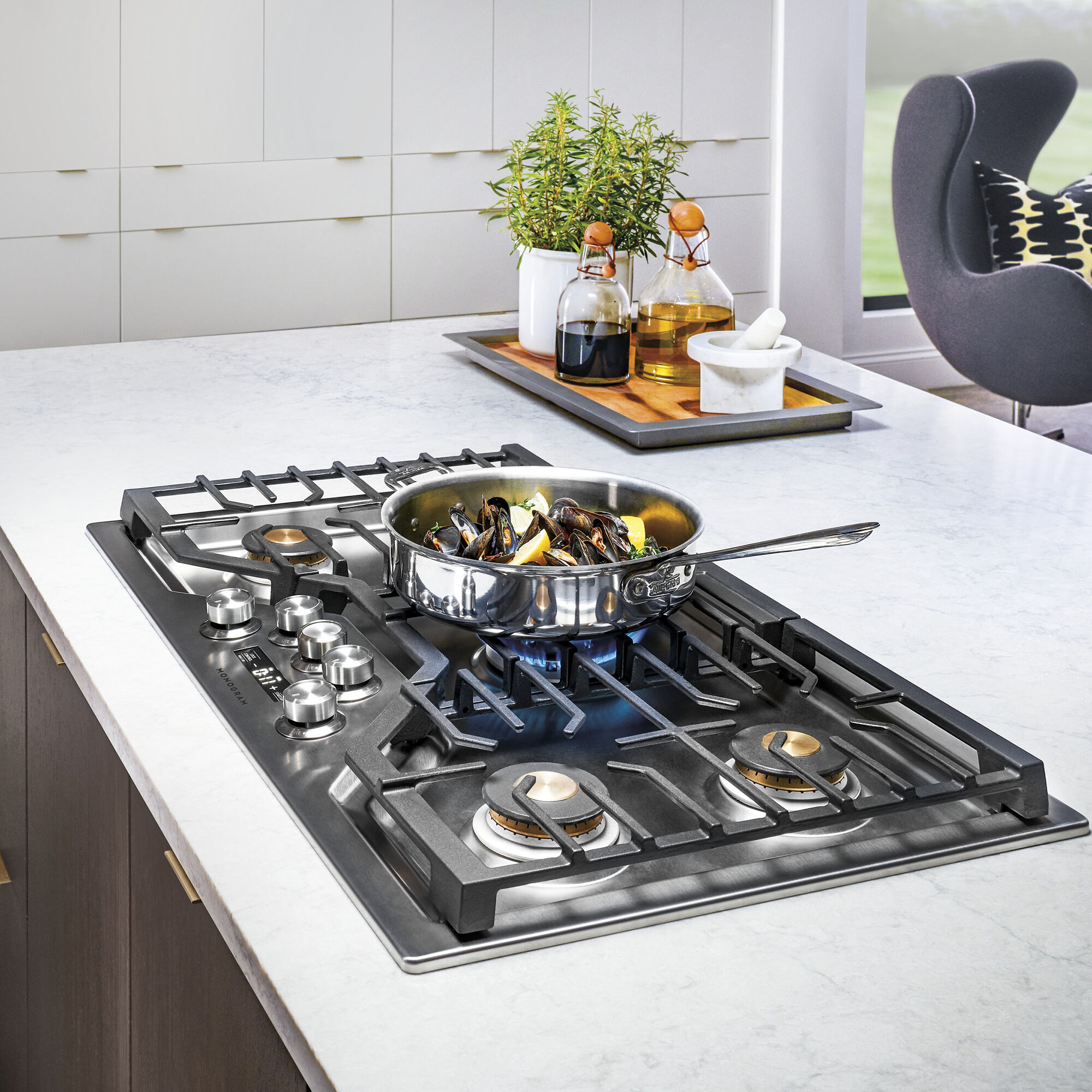 Monogram 36 in. 5-Burner Smart Natural Gas Cooktop with Griddle
