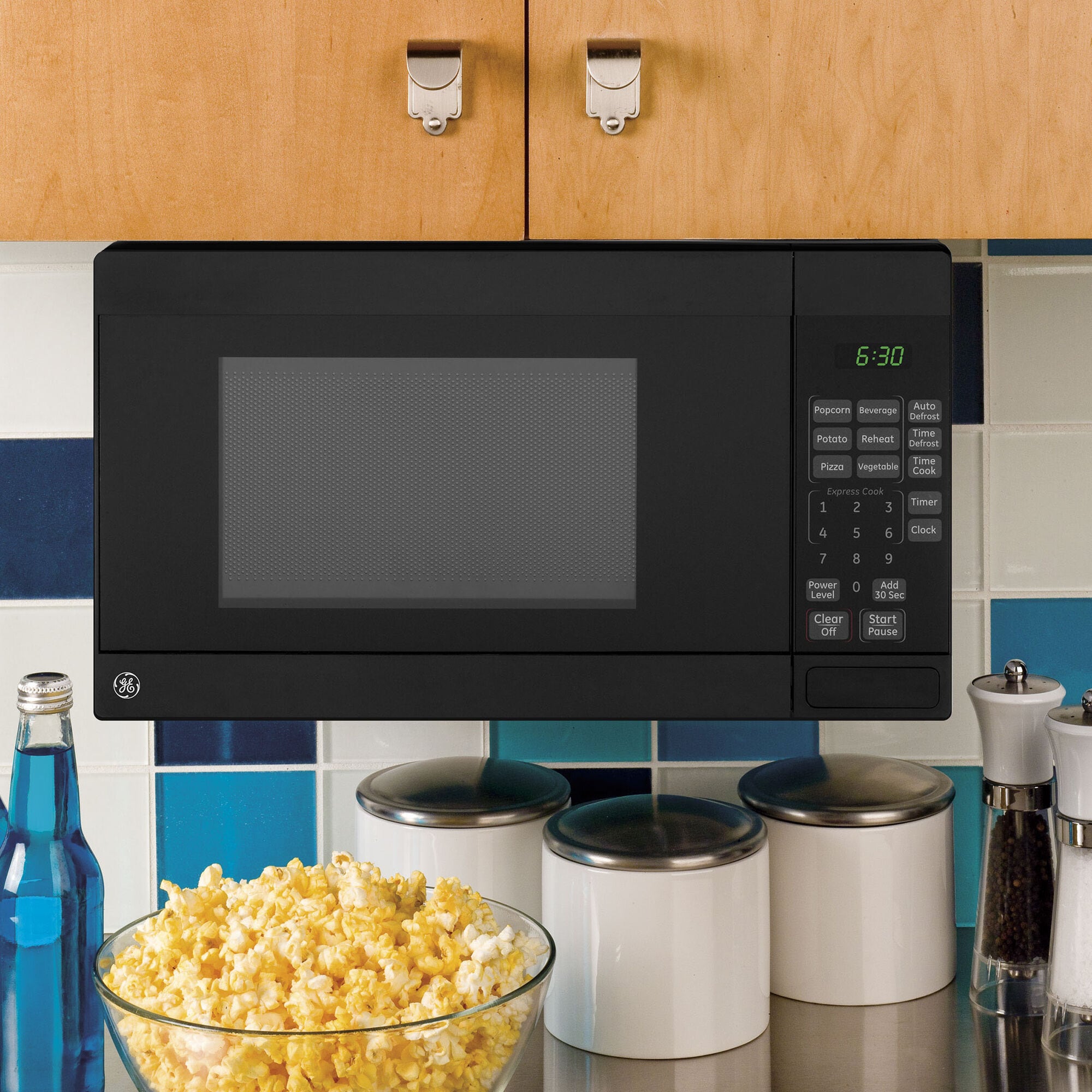 GE Spacemaker 17 in. 0.7 cu. ft. Countertop Microwave Black