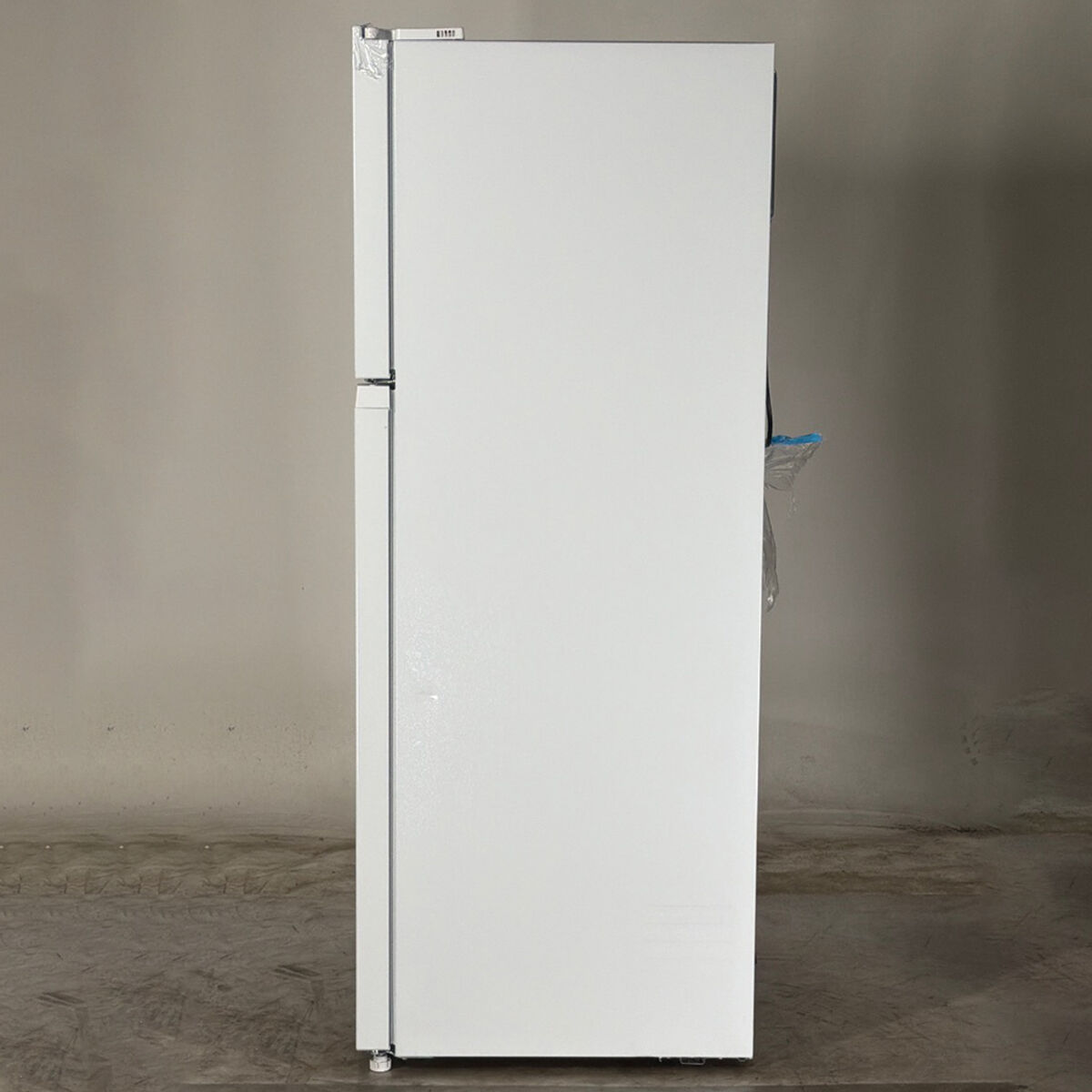 Avanti 28 in. 14.6 cu. ft. Counter Depth Garage-Ready Top Freezer