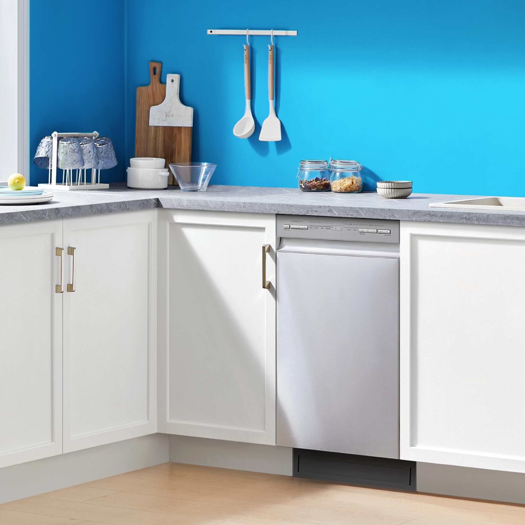 Midea 18 in. Front Control Dishwasher with 52 dBA Sound Level