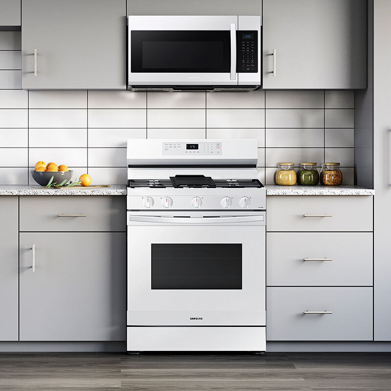 Posjed grešnik Silicij  Samsung 30 in. 6.0 cu. ft. Smart Air Fry Convection Oven Freestanding Gas  Range with 5 Sealed Burners & Griddle - White | P.C. Richard & Son
