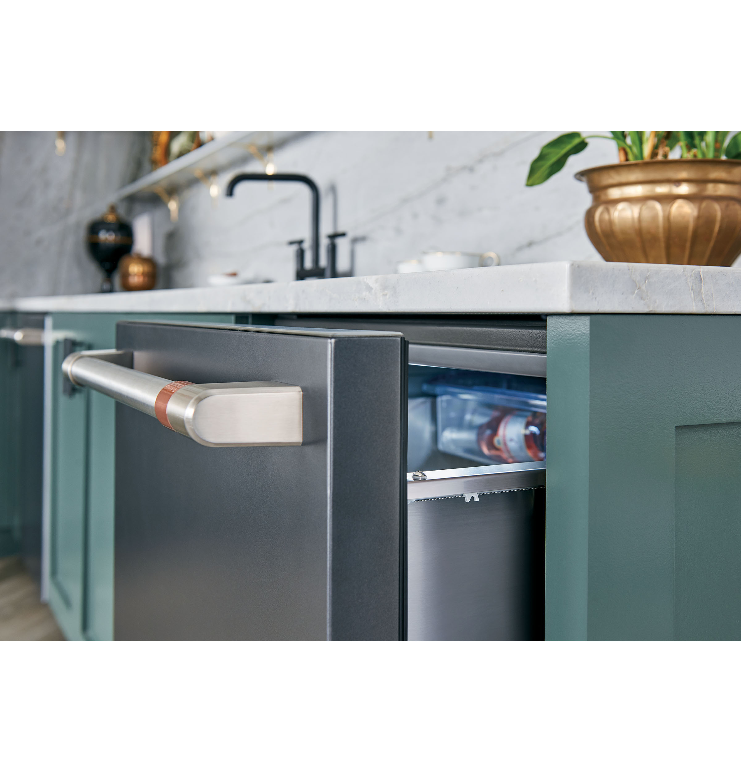 Cafe Refrigerator model CDE06RP3ND1, Slide shut without making a sound