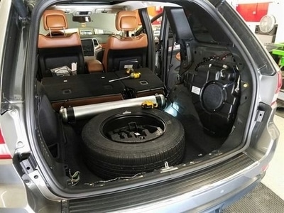 Jeep Cherokee with disassembled hatch area