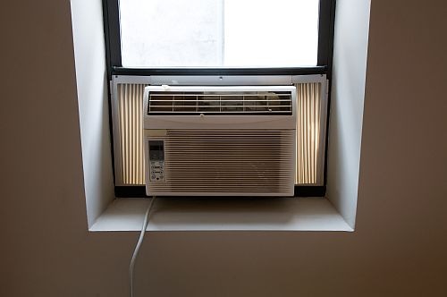 Air conditioner in window 