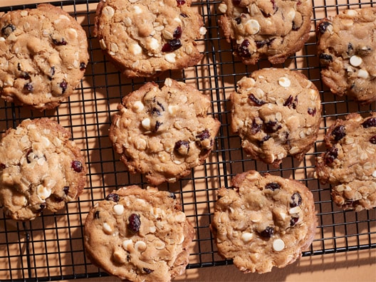 Brown butter cookies on cooling rack