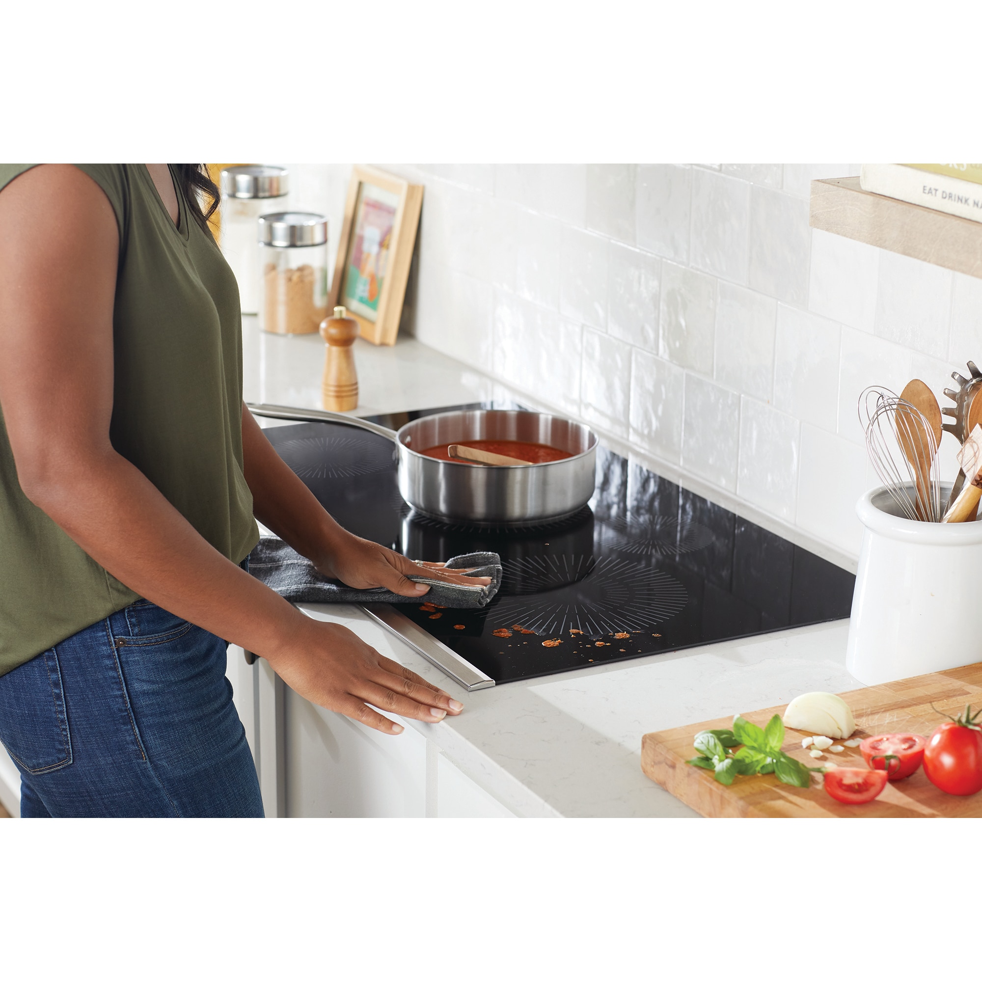 Frigidaire Gallery 36 in. 5-Burner Induction Cooktop with Simmer Burner & Power Burner - Black, , hires