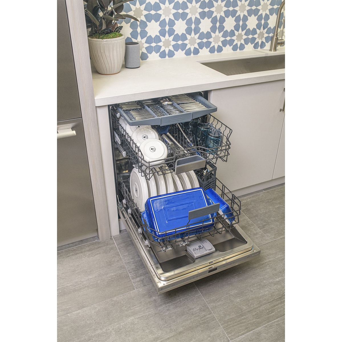 Thermador Emerald Series 24 in. Top Control Smart Dishwasher with 48 dBa Sound Level & 3rd-Rack - Stainless Steel, , hires