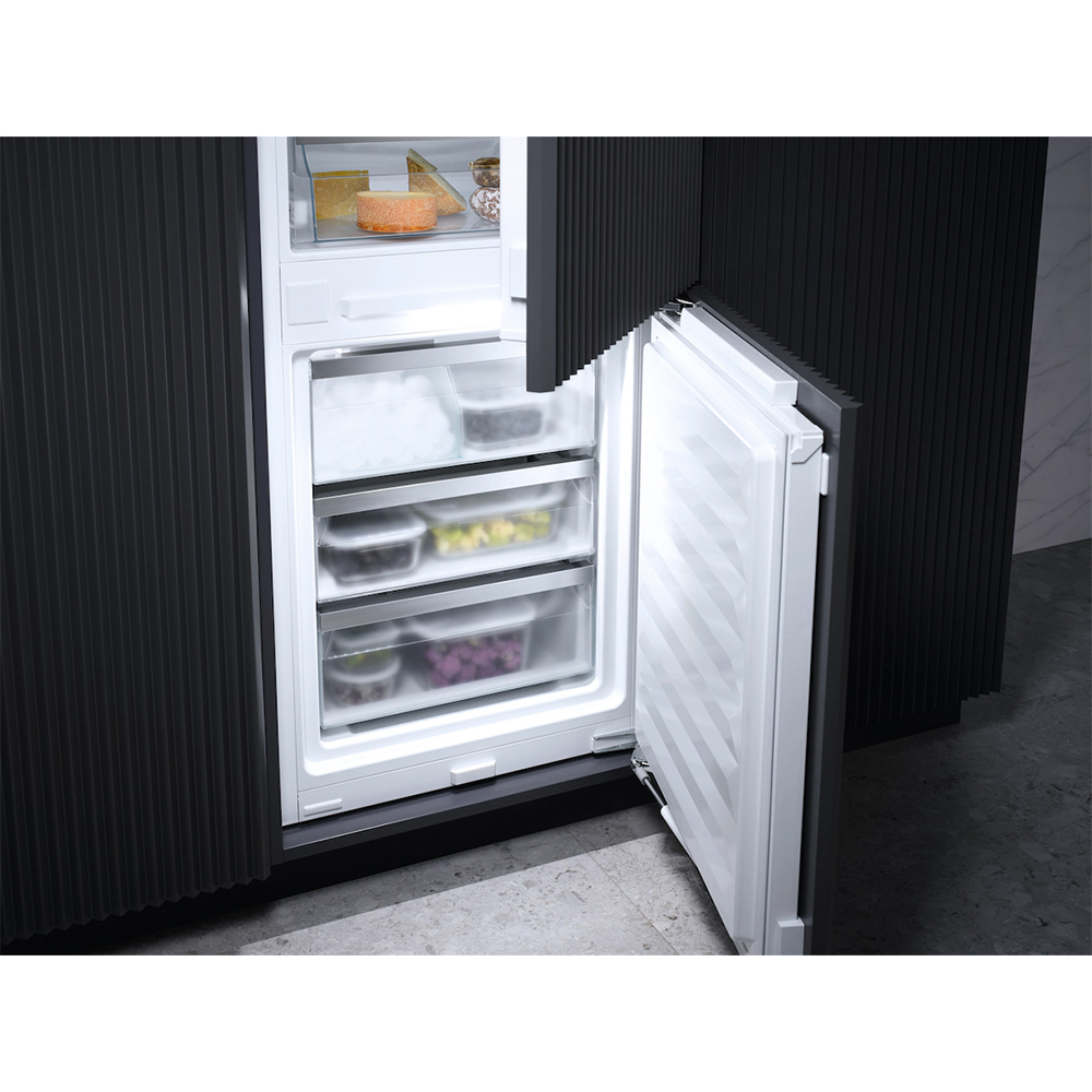 Miele 24 in. BuiltIn 8.7 cu. ft. Smart Bottom Freezer Refrigerator