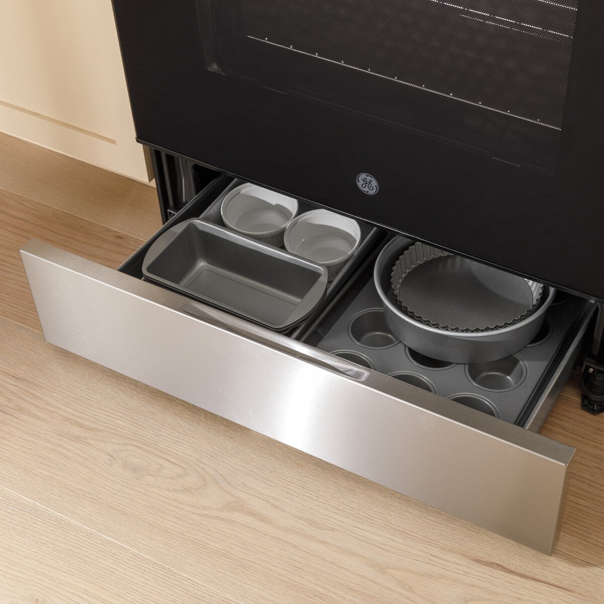 GE 500 Series 30 in. 5.3 cu. ft. Gas Range with 5 Sealed Burners & Griddle - Fingerprint Resistant Slate, , hires