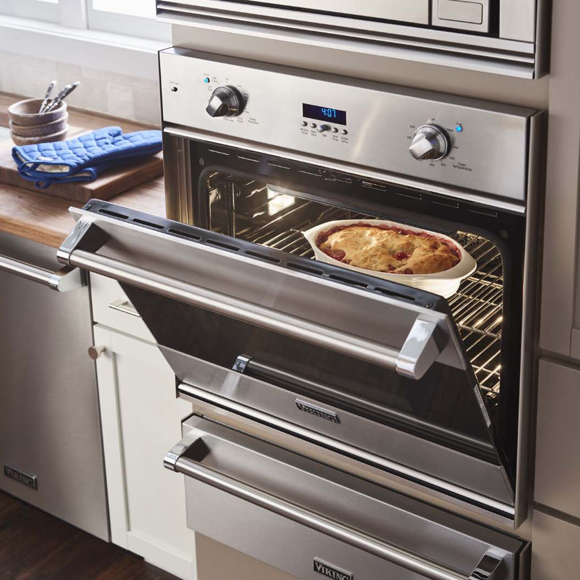 Viking 30" 4.3 Cu. Ft. Electric Wall Oven with True European Convection