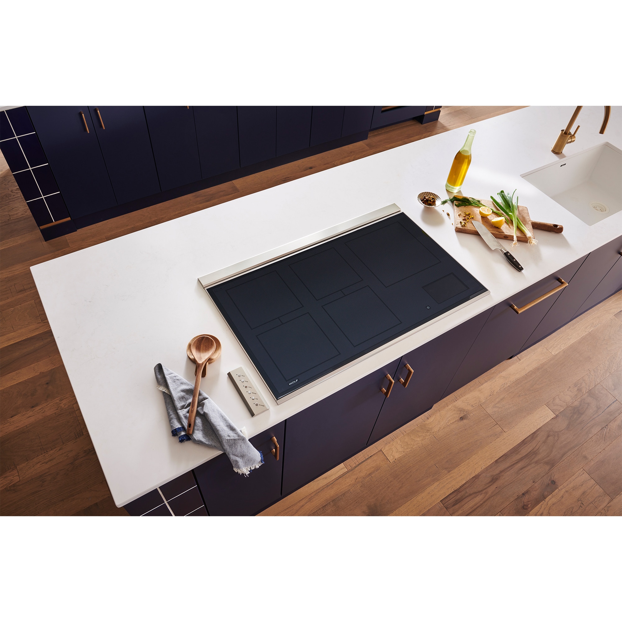 Wolf Transitional Series 36 in. Induction Cooktop with 5 Smoothtop Burners - Black, , hires